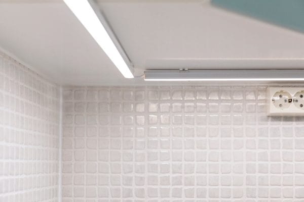Lighting renovation in a block of flats with LED strip and halogen replacement bulbs